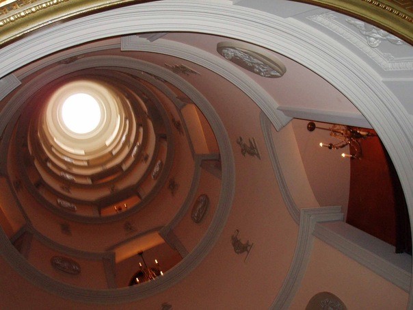 L'escalier de L'Hôtel au 13 Rue des Beaux-Arts, Saint-Germain, Paris